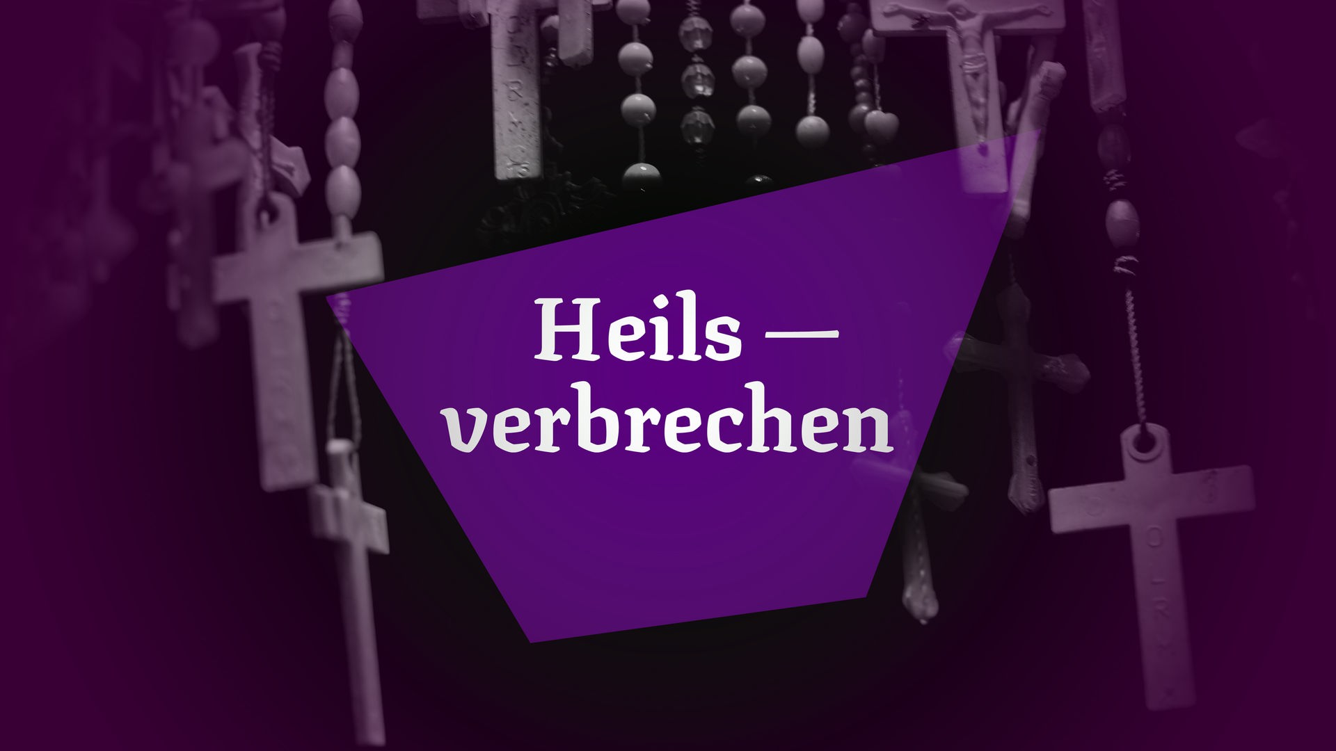 Auf einem violetten Mosaikstück steht der Titel „Heilsverbrechen“. Im Hintergrund sind mehrere Gebetsketten mit Kreuz zu erkennen. Das Bild ist violett eingefärbt.