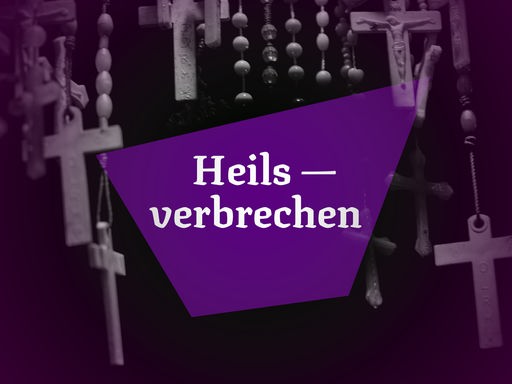 Auf einem violetten Mosaikstück steht der Titel „Heilsverbrechen“. Im Hintergrund sind mehrere Gebetsketten mit Kreuz zu erkennen. Das Bild ist violett eingefärbt.