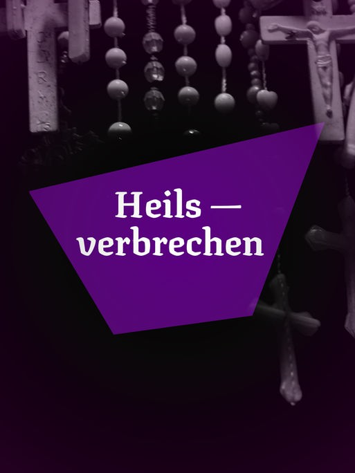 Auf einem violetten Mosaikstück steht der Titel „Heilsverbrechen“. Im Hintergrund sind mehrere Gebetsketten mit Kreuz zu erkennen. Das Bild ist violett eingefärbt.