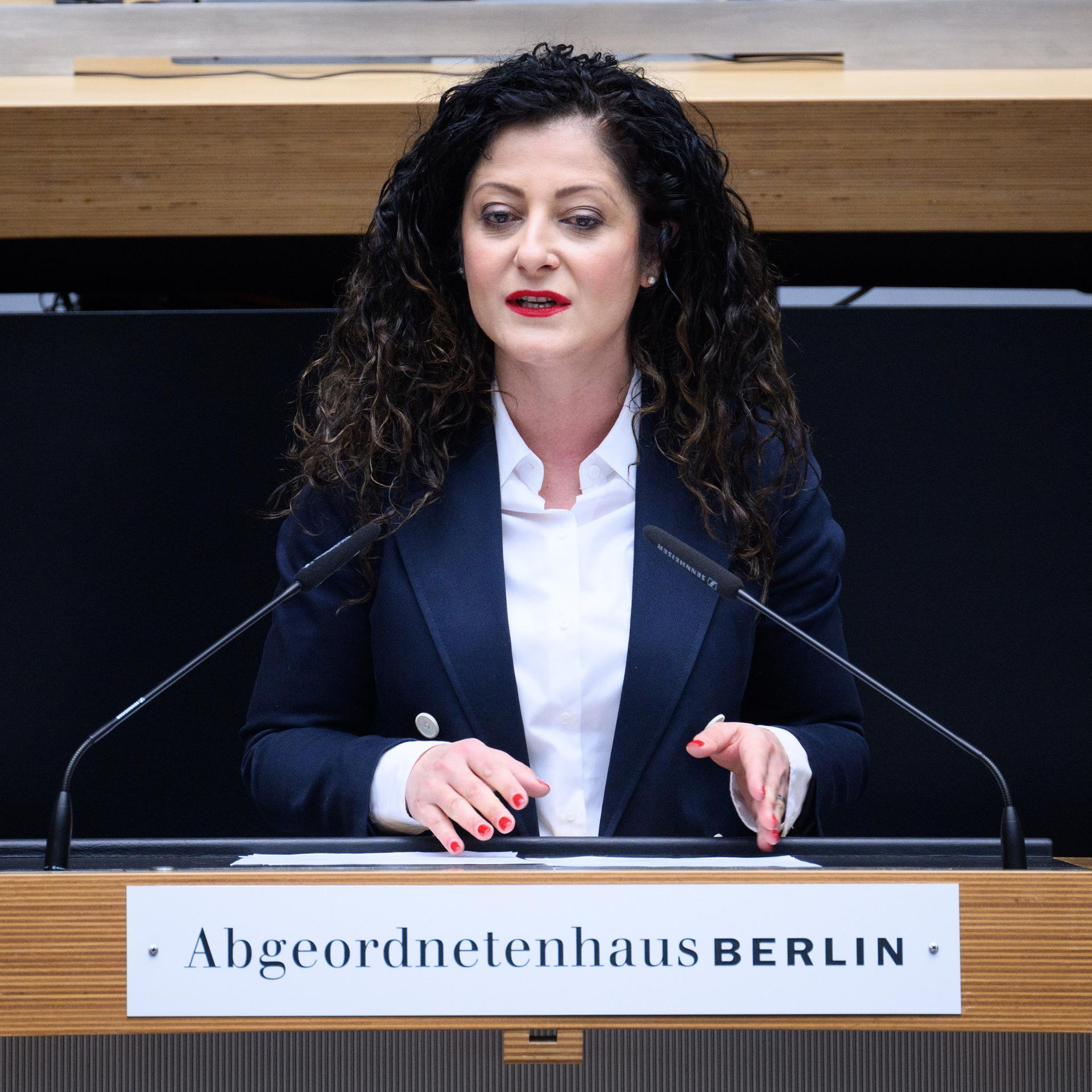 Berlin: Cansel Kiziltepe (SPD), Berliner Senatorin für Arbeit, Soziales, Gleichstellung, Integration, Vielfalt und Antidiskriminierung, spricht bei der Plenarsitzung des Berliner Abgeordnetenhauses. 