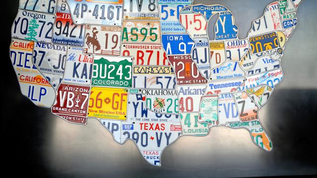 US-amerikanische Autokennzeichen bilden den Umriss der USA.