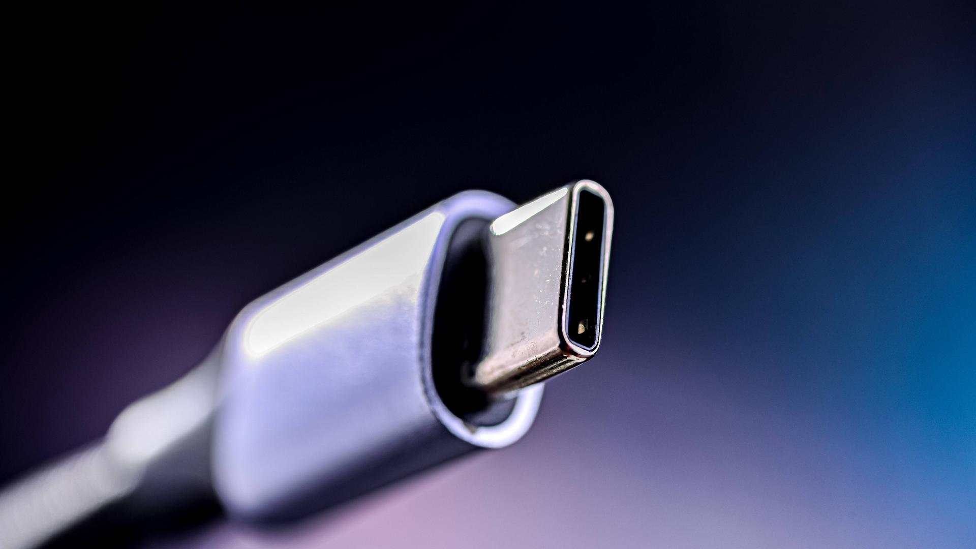 Nahaufnahme eines USB-Typ-C-Steckers mit weißem Gehäuse.