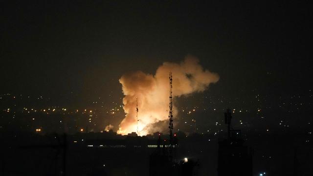 Nach einer Explosion steigt Rauch über der Stadt Teheran auf.