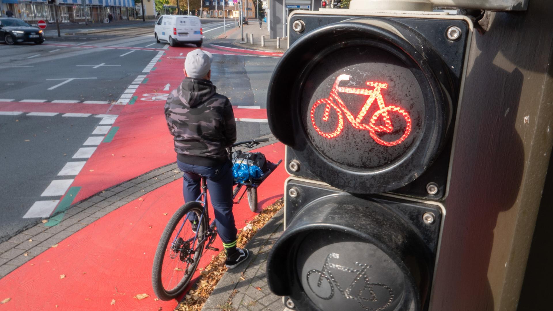 Ein Radfahrer wartet auf der Veloroute in Hannover, während die Ampel Rot anzeigt.