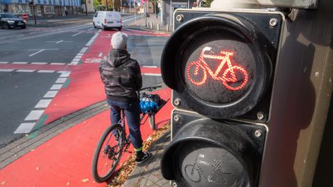 Ein Radfahrer wartet auf der Veloroute in Hannover, während die Ampel Rot anzeigt.
