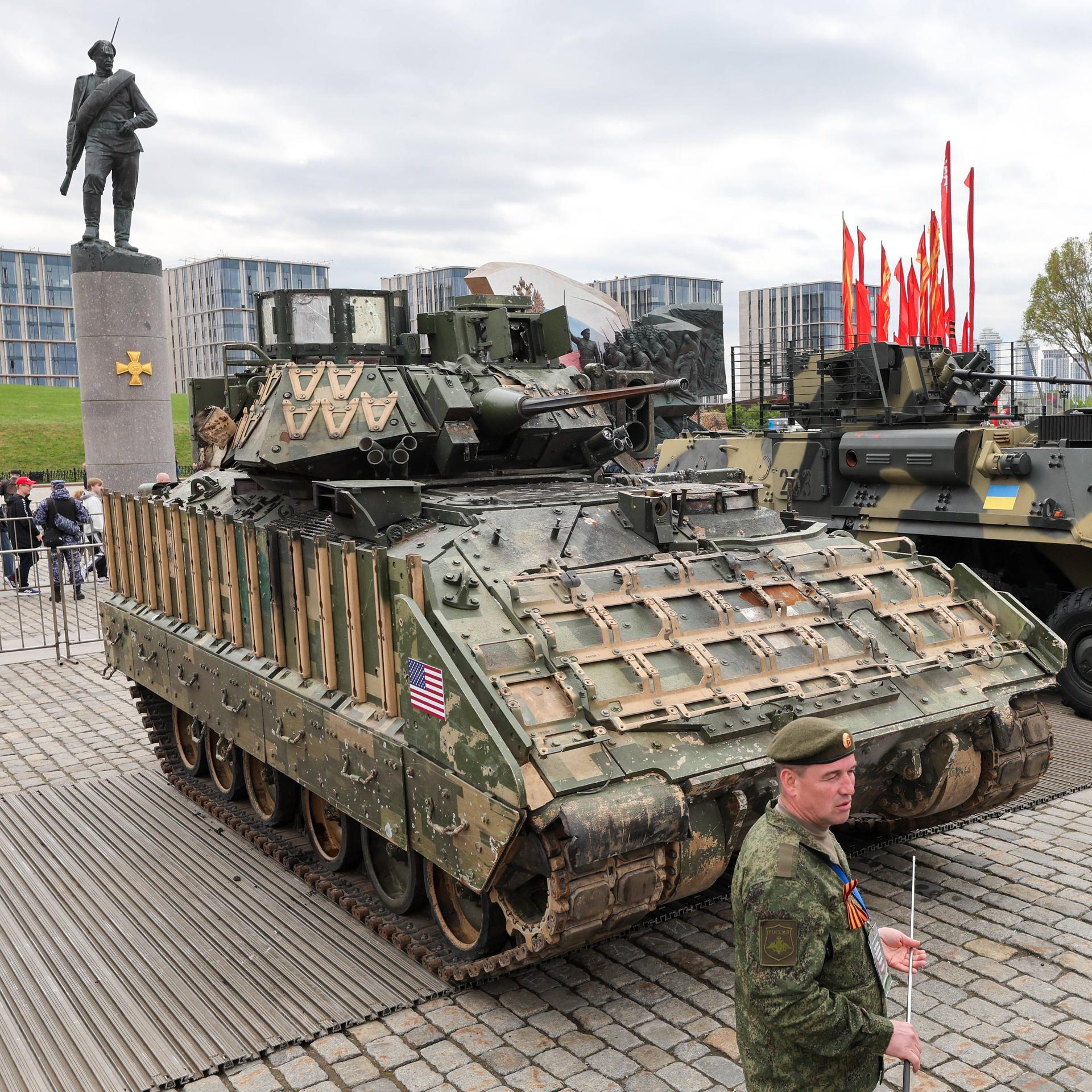 Zu sehen ist ein amerikanischer M2 Bradley Panzer im Park des Sieges in Moskau. Er ist Teil einer Ausstellung im Mai 2024 von durch russische Soldaten in der Ukraine erbeuteter militärischer Ausrüstung. Darunter mehr als 30 Exemplare von in den USA, der Europäischen Union, Südafrika, Australien und der Ukraine hergestellter moderner Technick wie Panzer. 