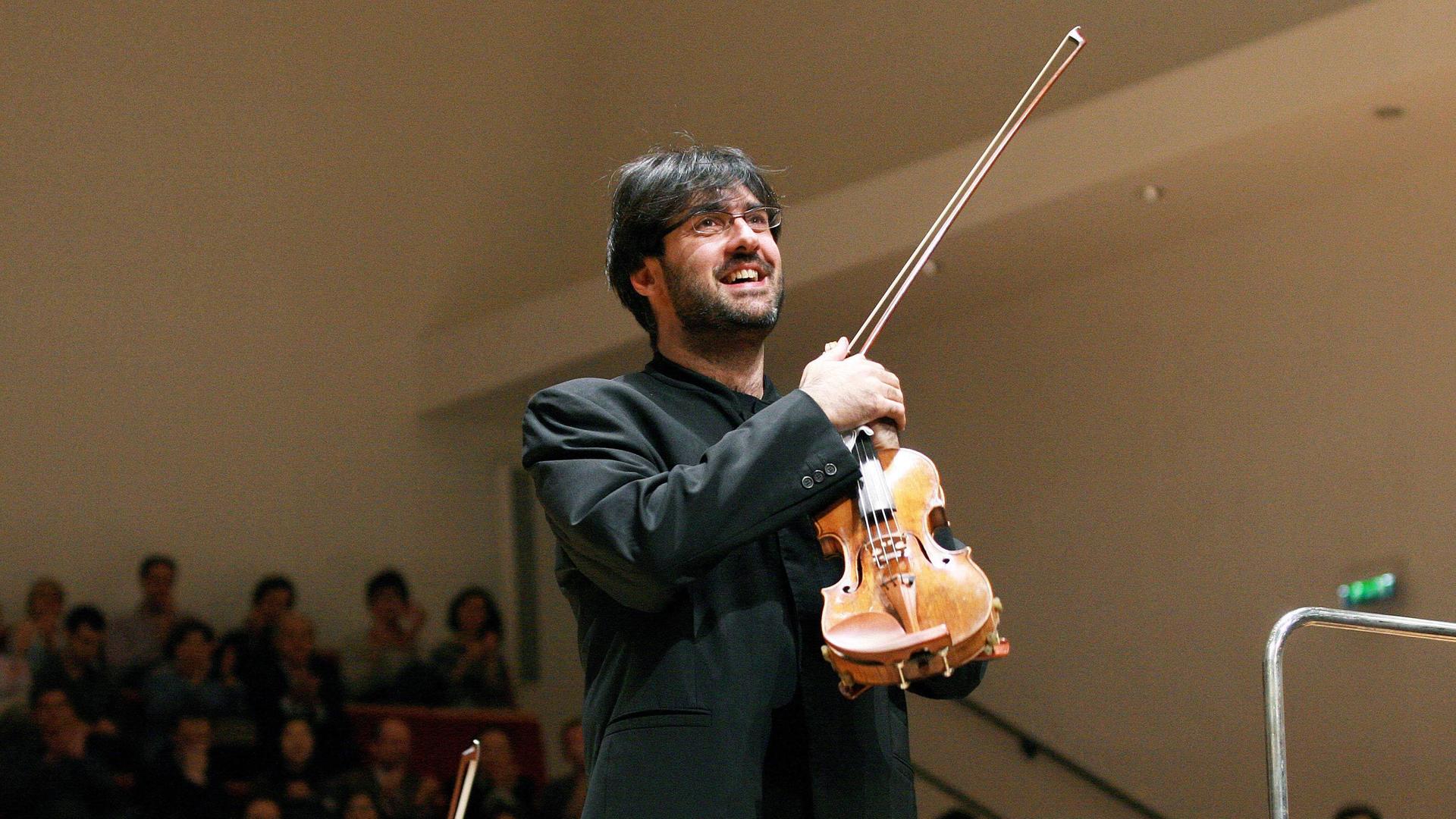 Der Violinist Leonidas Kavakos hält sein Instrument während eines Konzertes mit dem Leipziger Gewandhausorchester. 