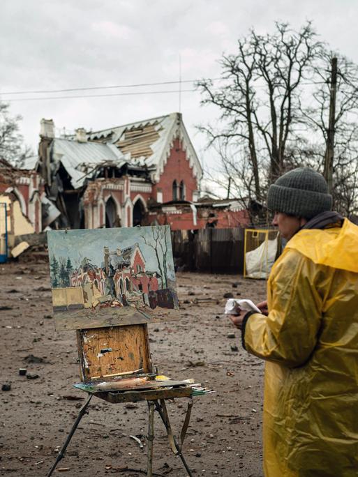 Der lokale Künstler Viktor Onyshchenko malt die zerstörte Bibliothek in Tschernihiw.