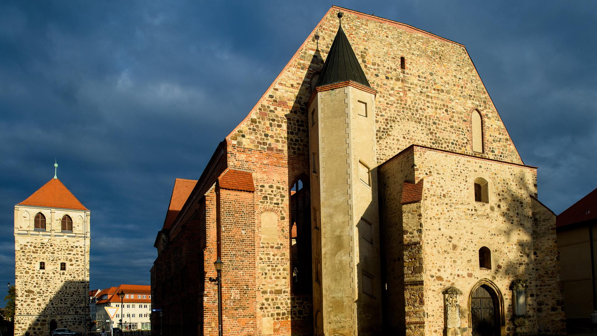 Das letzte Licht des Tages fällt auf die Teilruine der Stifts und Hofkirche Sankt Bartholomäi in Zerbst. Das letzte Licht des Tages fällt auf die Teilruine der Stifts und Hofkirche Sankt Bartholomäi in Zerbst.