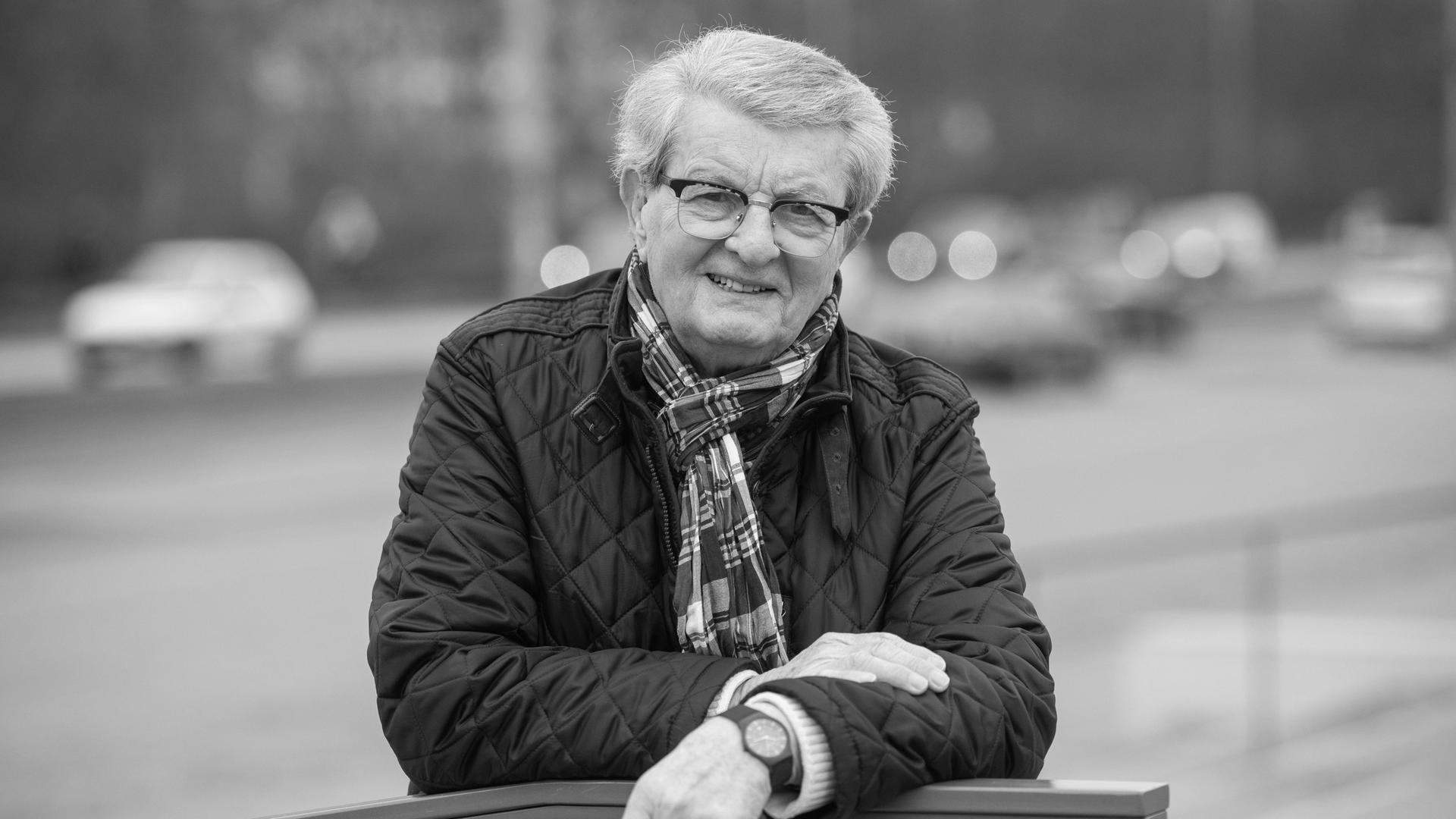 Berlin: Klaus Feldmann, deutscher Journalist und früherer Sprecher im DDR-Fernsehen, steht bei einem Fototermin auf einem Gehweg. Berlin: Klaus Feldmann, deutscher Journalist und früherer Sprecher im DDR-Fernsehen, steht bei einem Fototermin auf einem Gehweg.