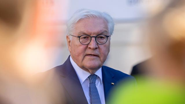 Bundes-Präsident Frank-Walter Steinmeier in Groß-Aufnahme, rundherum verschwommen mehrere Menschen. 