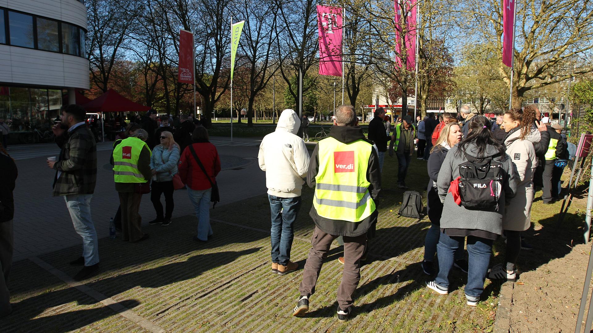 Hamburg: Beschäftigte der Deutschen Telekom stehen vor dem Standort des Unternehmens am Überseering in der City Nord. 