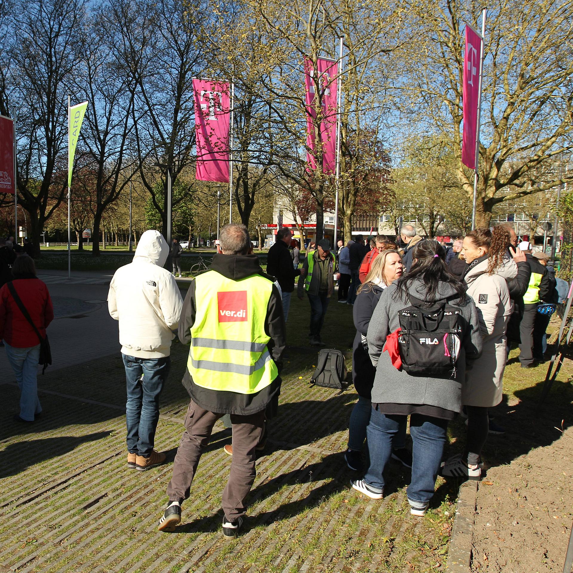 Hamburg: Beschäftigte der Deutschen Telekom stehen vor dem Standort des Unternehmens am Überseering in der City Nord. 