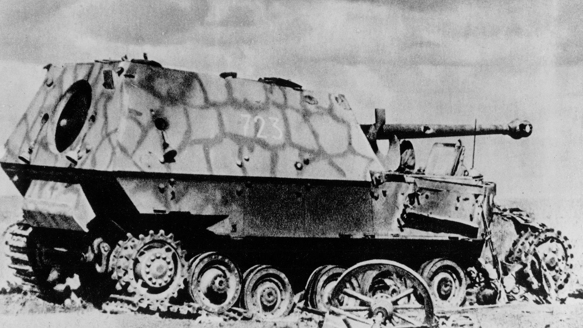 Schwarz-Weiß-Foto eines zerschossenen Panzers umgeben von Trümmerteilen. Aufnahme vom 05. Juli 1943.