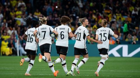 Nicole Anyomi (Deutschland, #16), Lea Schueller (Deutschland, #07), Lena Oberdorf (Deutschland, #06), Alexandra Popp (Deutschland, #11), Sjoeke Nuesken (Deutschland, #15) laufen in weissen Trikots über grünen Rasen.