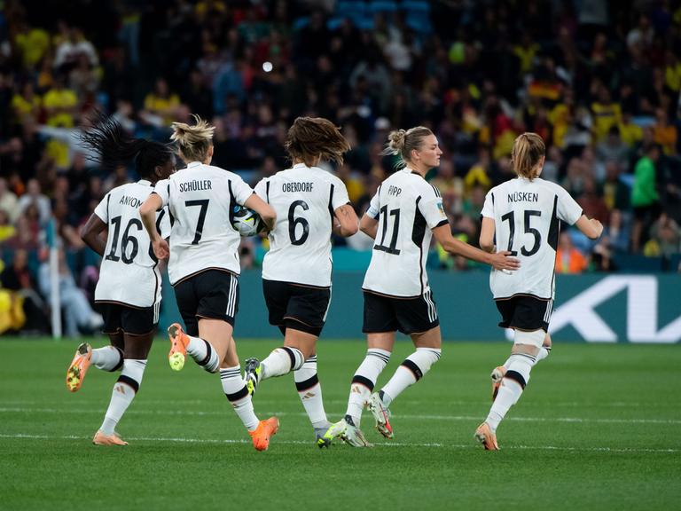 Nicole Anyomi (Deutschland, #16), Lea Schueller (Deutschland, #07), Lena Oberdorf (Deutschland, #06), Alexandra Popp (Deutschland, #11), Sjoeke Nuesken (Deutschland, #15) laufen in weissen Trikots über grünen Rasen.