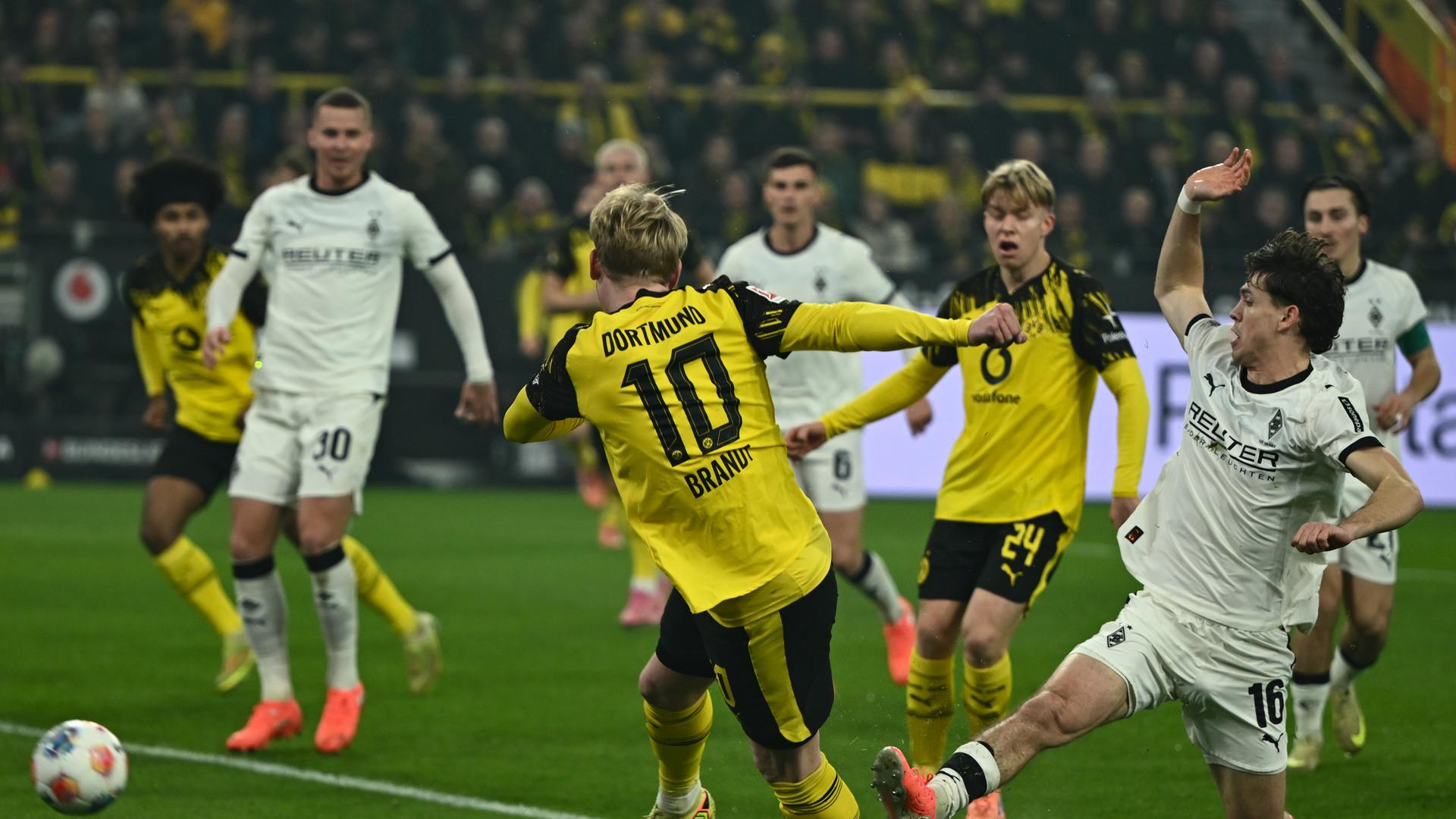 Der Dortmunder Julian Brandt erzielt das Tor zum 1:0 gegen Gladbach. 