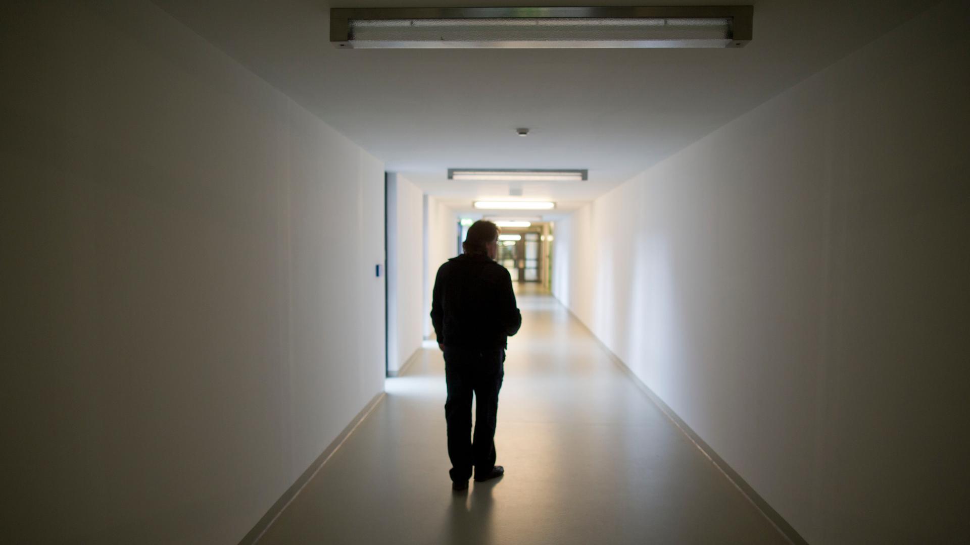 Ein Justizbeamter in der Justizvollzugsanstalt in Hünfeld in Hessen in einem der Gänge des Gebäudekomplexes.