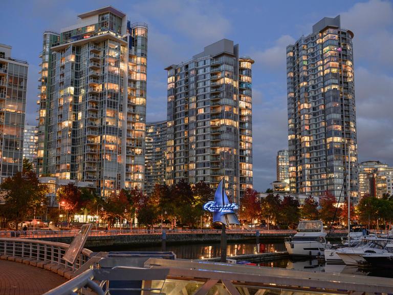 Zu sehen sind Gebäude im Stadtviertel Yaletown im kanadischen Vancouver. 