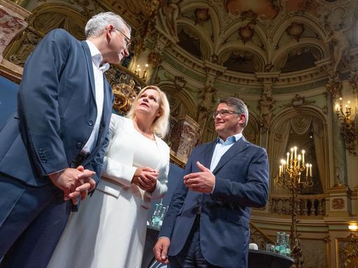 Die Spitzenkandidaten für die Landtagswahl in Hessen: Tarek Al-Wazir (Bündnis 90/Die Grünen), Nancy Faeser (SPD) und Boris Rhein (CDU) stehen gemeinsam in einem Saal des Staatstheaters. In Hessen wird am 8. Oktober 2023 ein neuer Landtag gewählt.