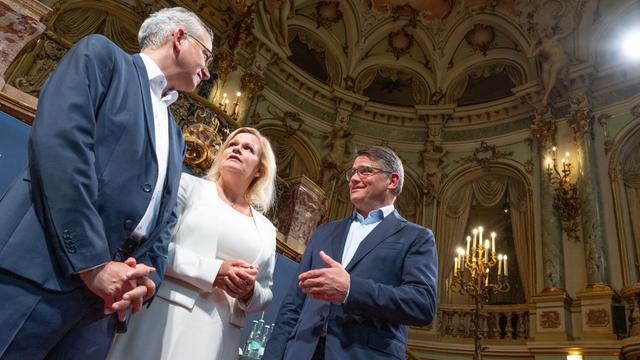 Die Spitzenkandidaten für die Landtagswahl in Hessen: Tarek Al-Wazir (Bündnis 90/Die Grünen), Nancy Faeser (SPD) und Boris Rhein (CDU) stehen gemeinsam in einem Saal des Staatstheaters. In Hessen wird am 8. Oktober 2023 ein neuer Landtag gewählt.