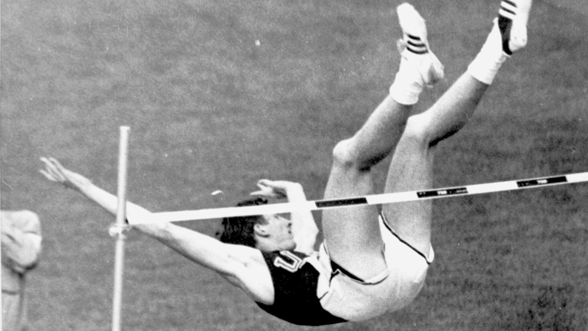 Der Hochspringer Dick Fosbury bei seinem legendären Sprung 1968 in Mexiko