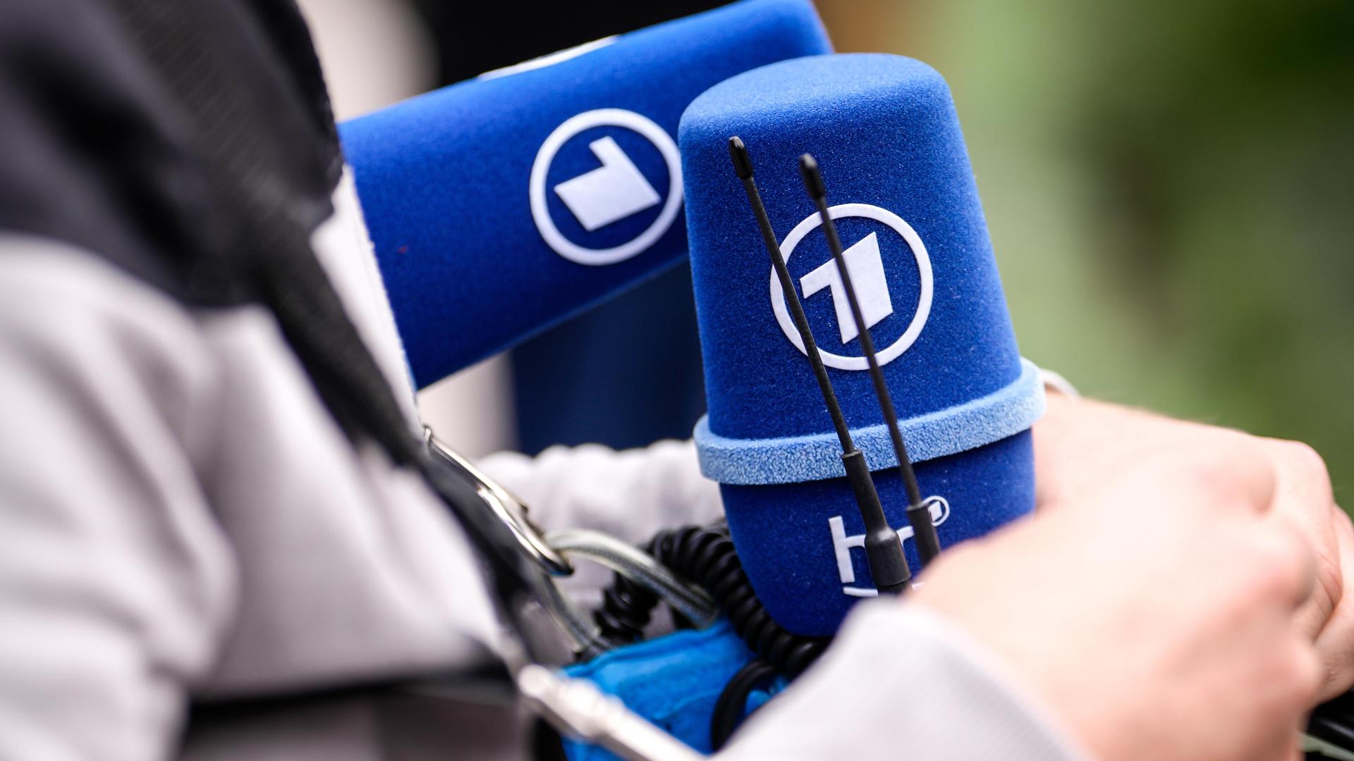 Tontechniker mit Mikrofon der ARD / Das Erste  Tontechniker mit Mikrofon der ARD / Das Erste