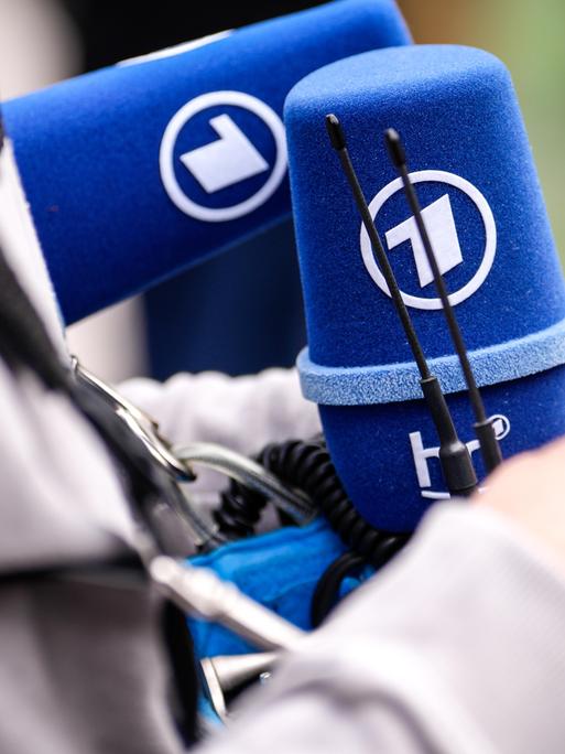 Tontechniker mit Mikrofon der ARD / Das Erste 