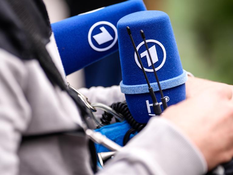 Tontechniker mit Mikrofon der ARD / Das Erste 