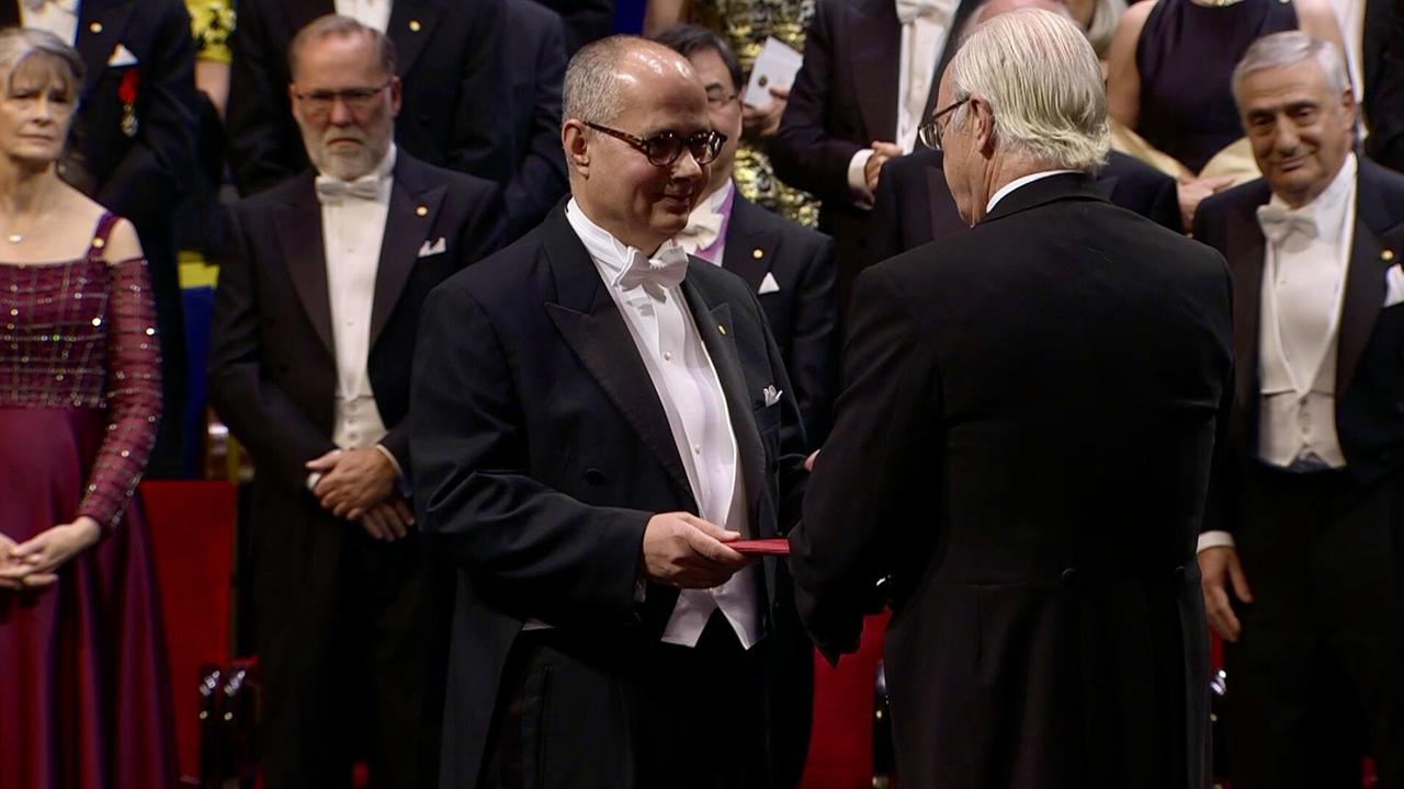 König Carl XVI. Gustaf überreicht den Nobelpreis für Chemie an Omar M. Yaghi. König Carl XVI. Gustaf überreicht den Nobelpreis für Chemie an Omar M. Yaghi.