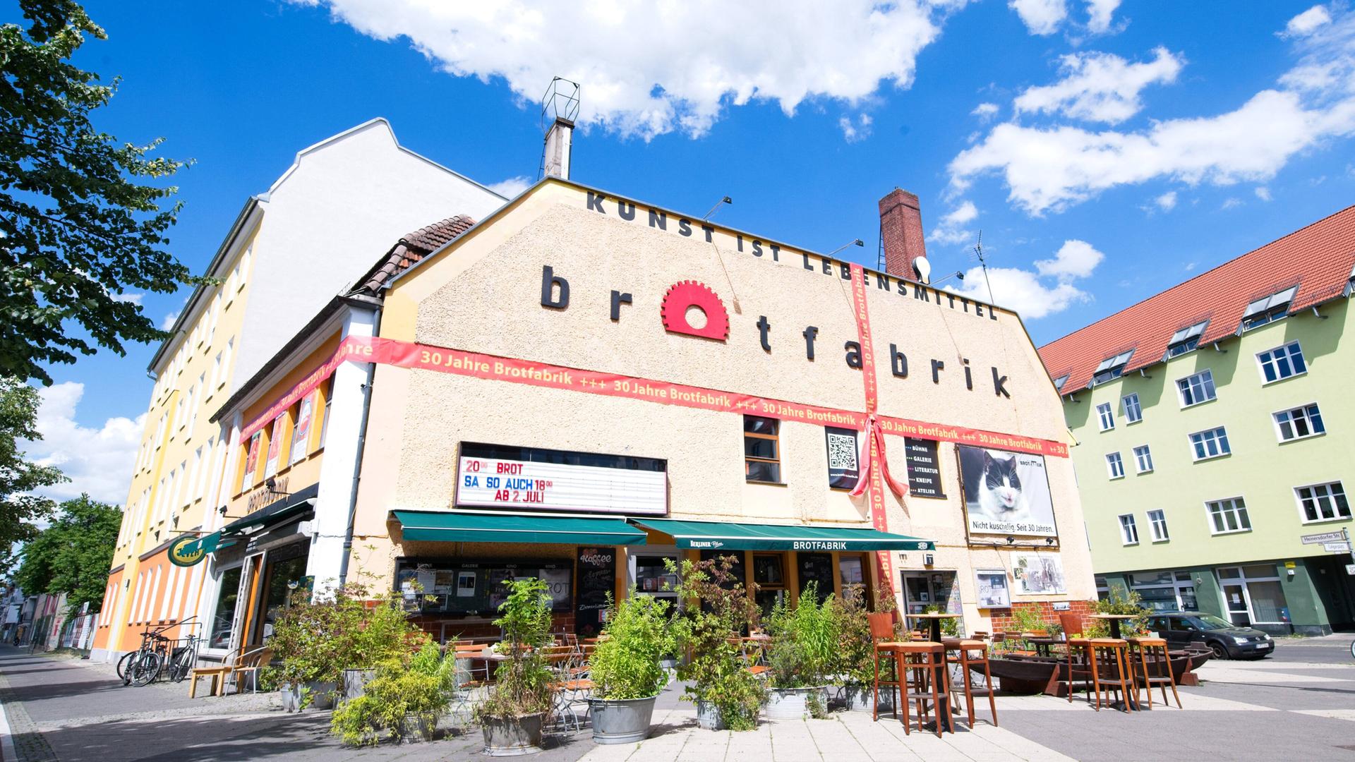 Der Veranstaltungsort Brotfabrik Berlin aus leichter Froschperspektive. Der Veranstaltungsort Brotfabrik Berlin aus leichter Froschperspektive.