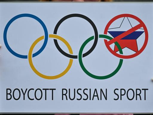 Ukrainerinnen und Ukrainer protestieren in Krakow (Polen) gegen eine mögliche Zulassung russischer Athletinnen und Athleten zu den Olympischen Spielen in Paris 2024.