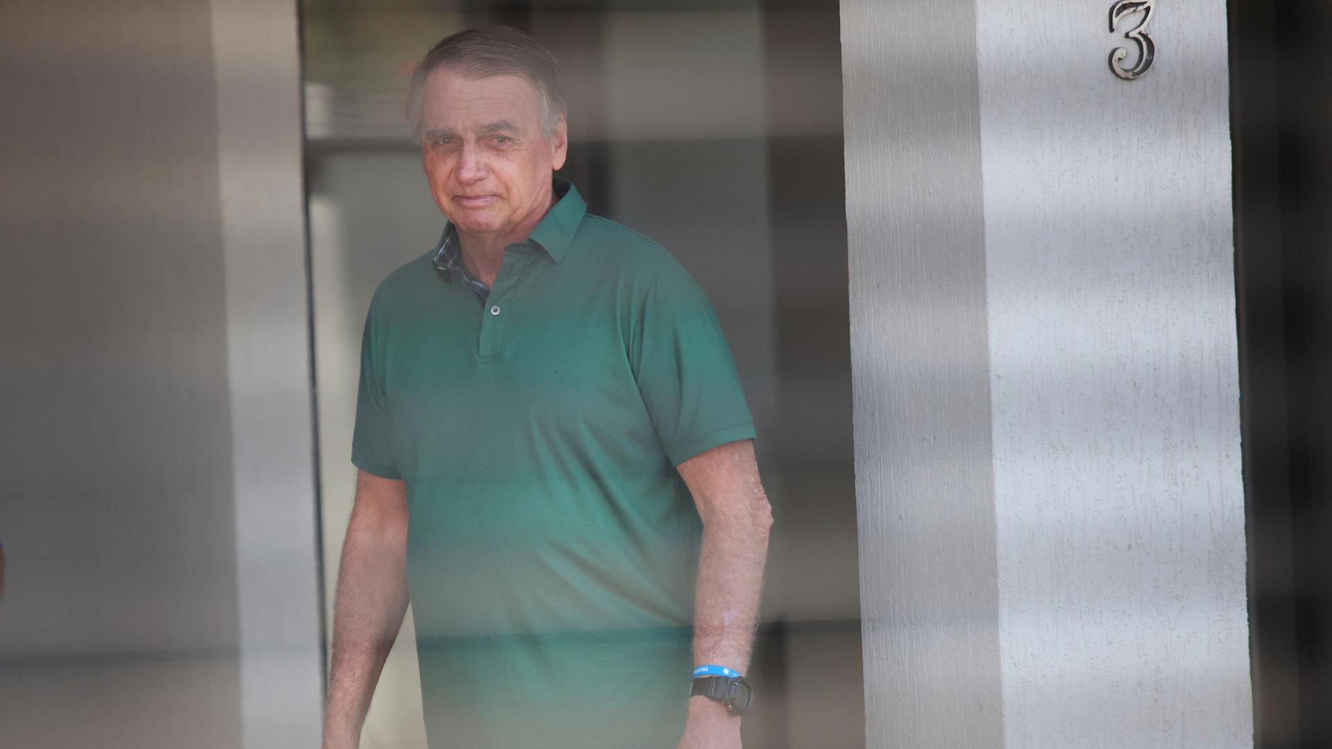 Jair Bolsonaro steht am 11.9.2025 vor dem Eingang seines Hauses in Brasilia.