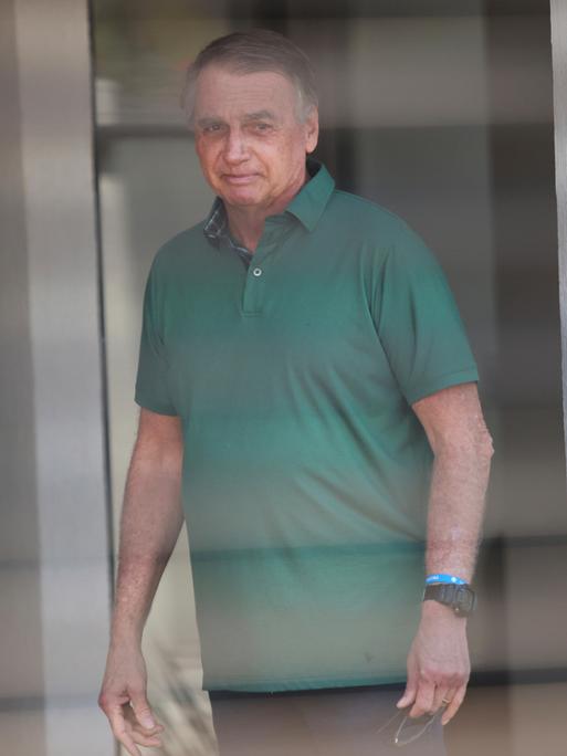 Jair Bolsonaro steht am 11.9.2025 vor dem Eingang seines Hauses in Brasilia.