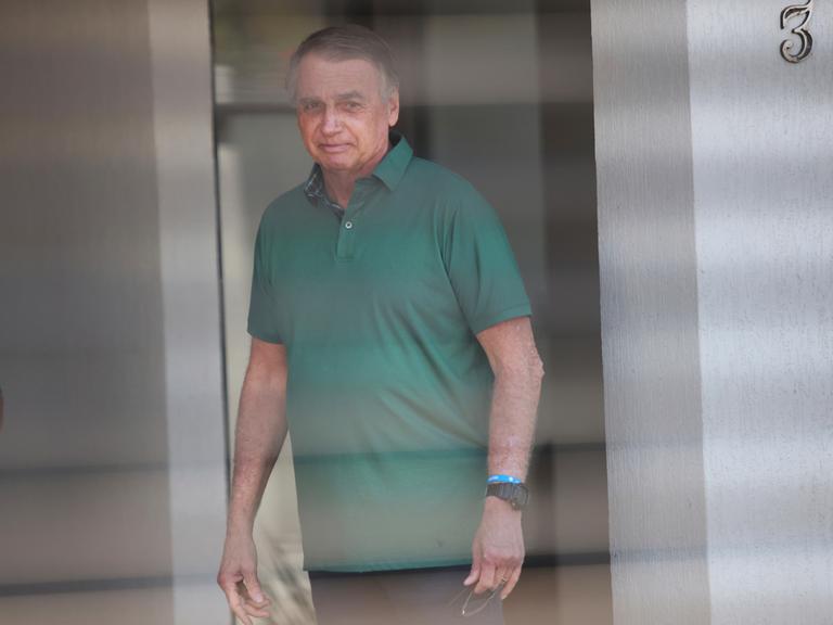Jair Bolsonaro steht am 11.9.2025 vor dem Eingang seines Hauses in Brasilia.