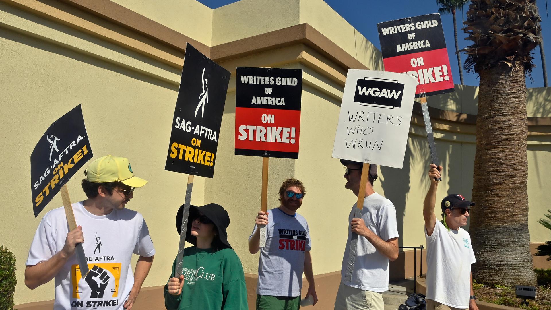 Mitglieder der Schauspielergewerkschaft und der Drehbuchautoren protestieren vor den Paramount Studios in Hollywood.