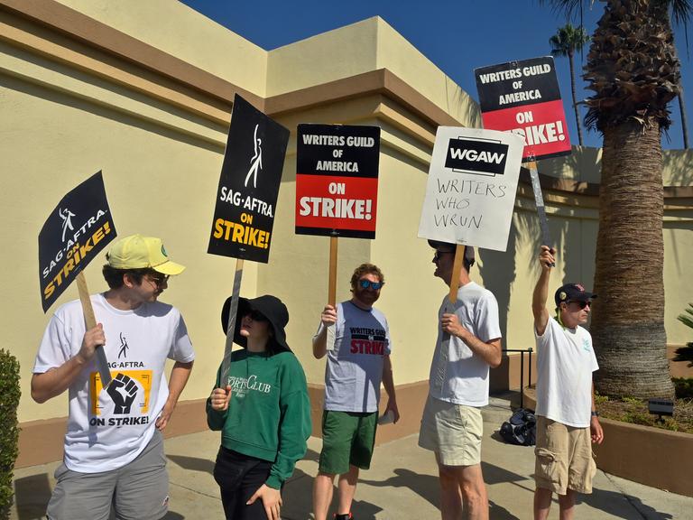 Mitglieder der Schauspielergewerkschaft und der Drehbuchautoren protestieren vor den Paramount Studios in Hollywood. 