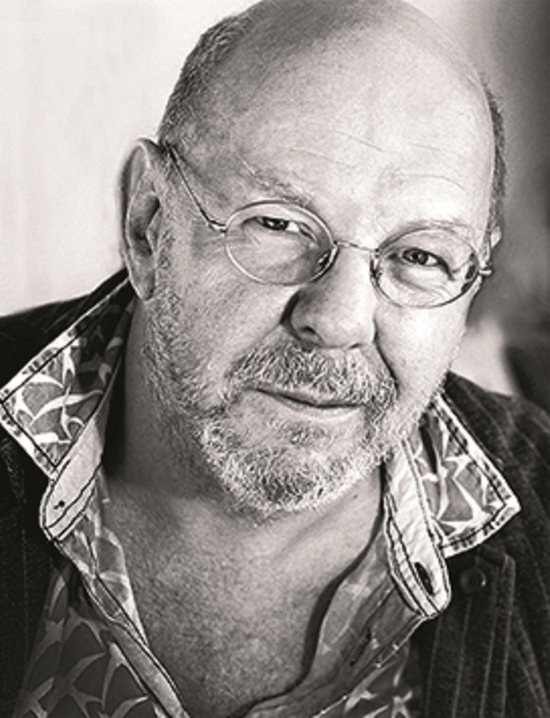 Portrait eines Mannes mit Brille und Bart. Es ist der Publizist, Dramaturg und Theaterregisseur Frank Raddatz.