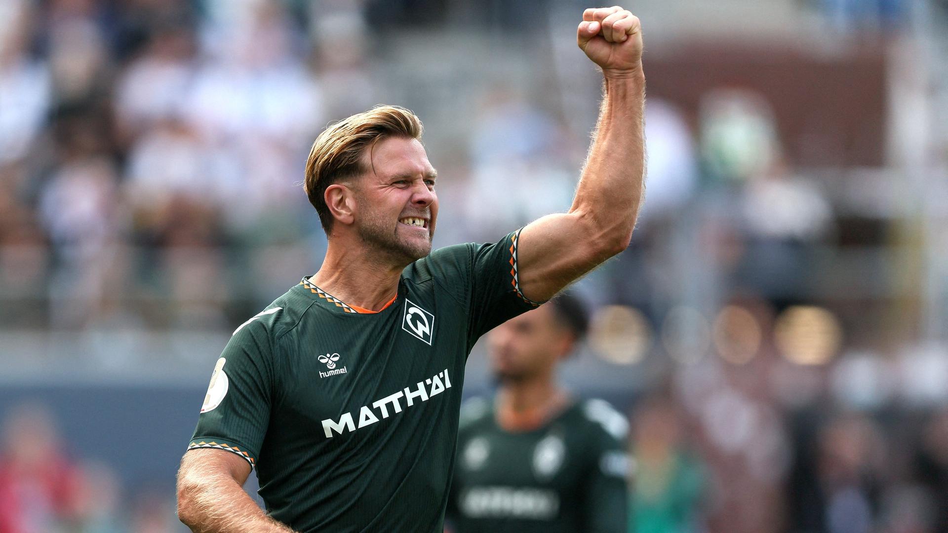 Zu sehen ist der Stürmer Niclas Füllkrug von Werder Bremen. Er ballt die linke Faust. Zu sehen ist der Stürmer Niclas Füllkrug von Werder Bremen. Er ballt die linke Faust.