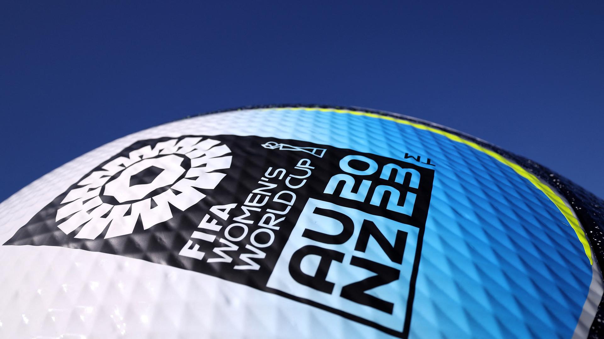 Der offizielle Ball der Fußball-WM der Frauen 2023 in der Detailansicht. Zu sehen ist das schwarze Logo. 