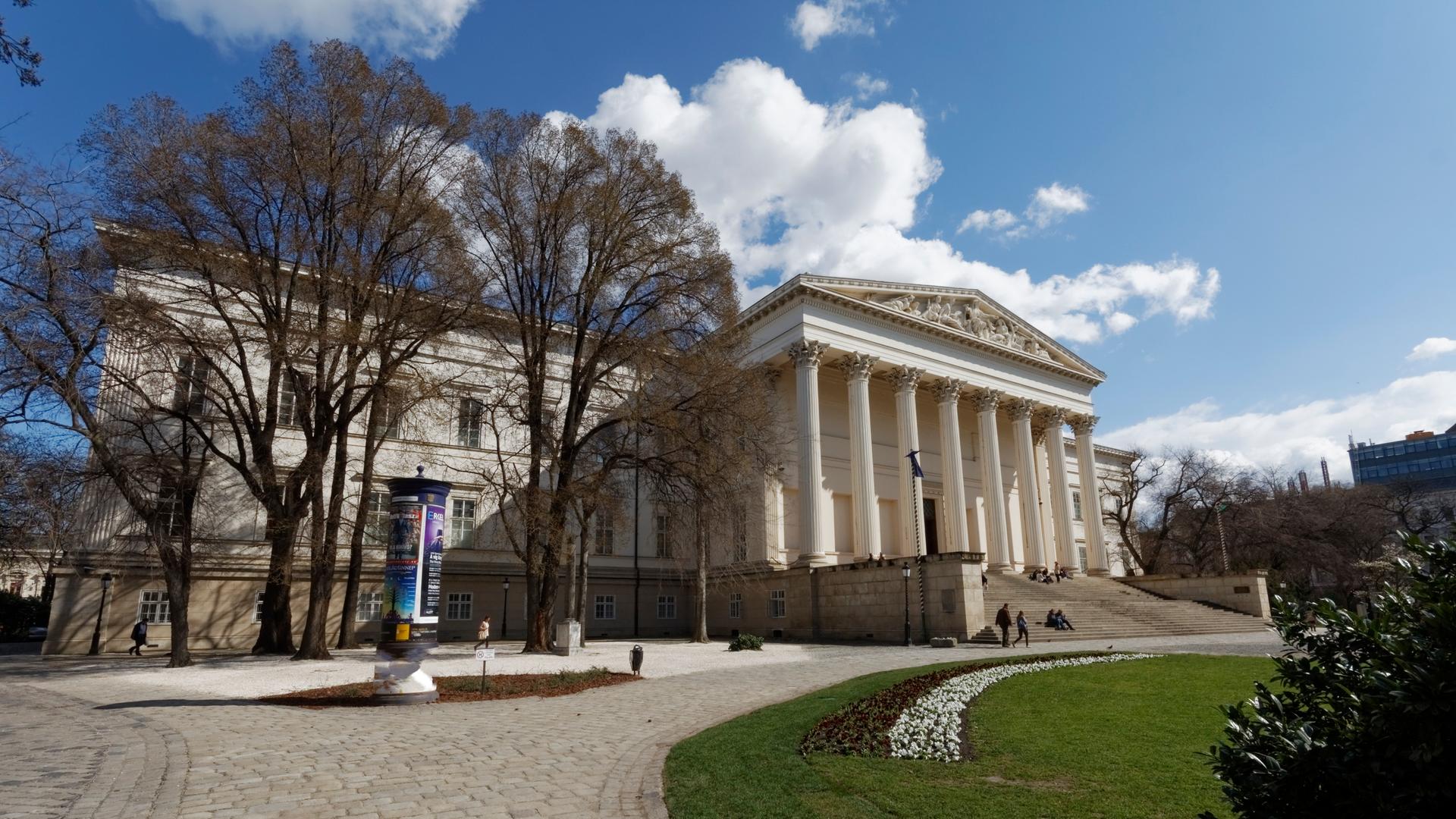 Das Nationalmuseum in Budapest mit größer Säulenhalle als Eingangsbereich.
