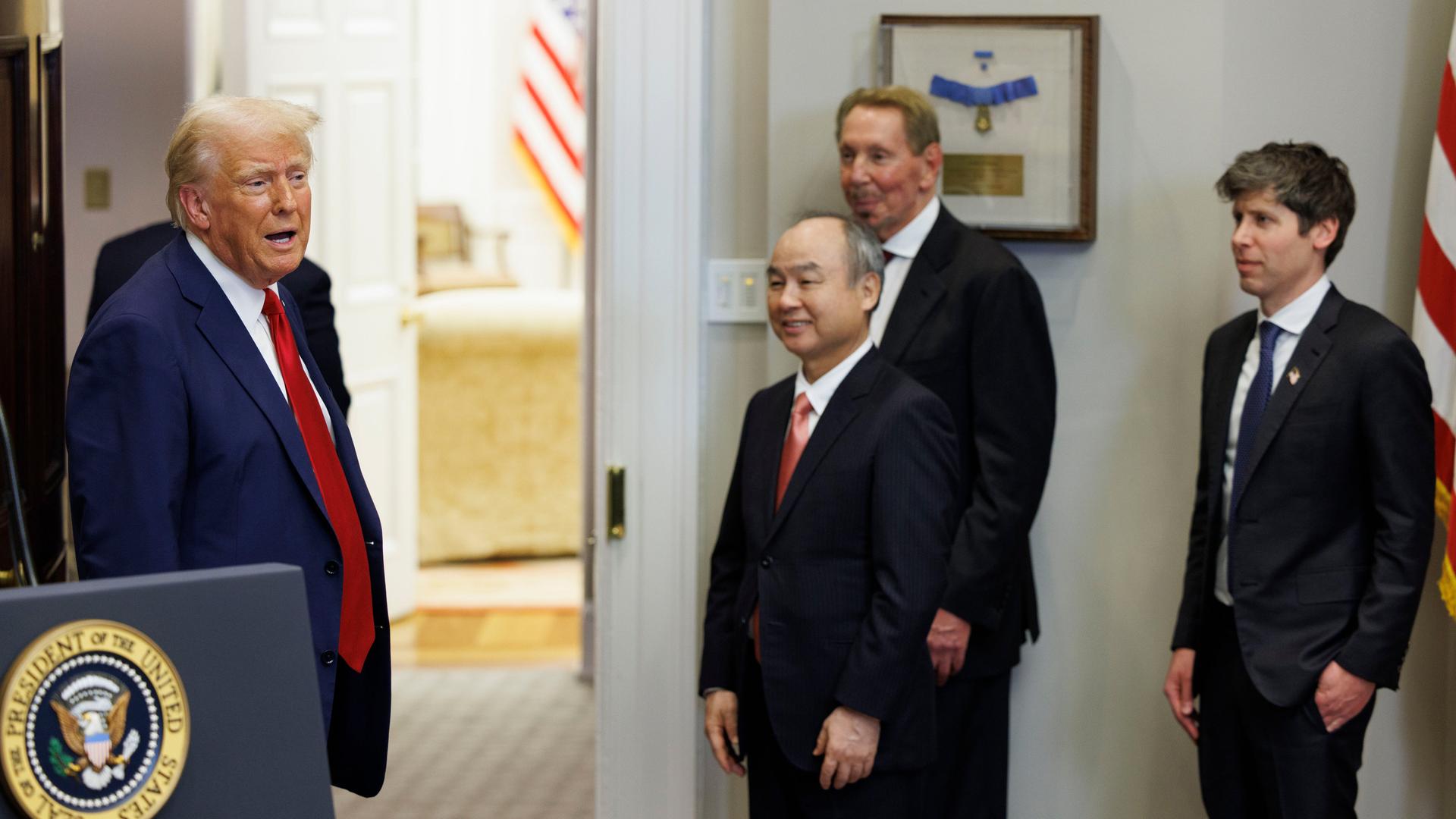 Donald Trump mit Softbank-CEO Masayoshi Son, Oracle-CEO Larry Ellison, and Open AI-CEO Sam Altman