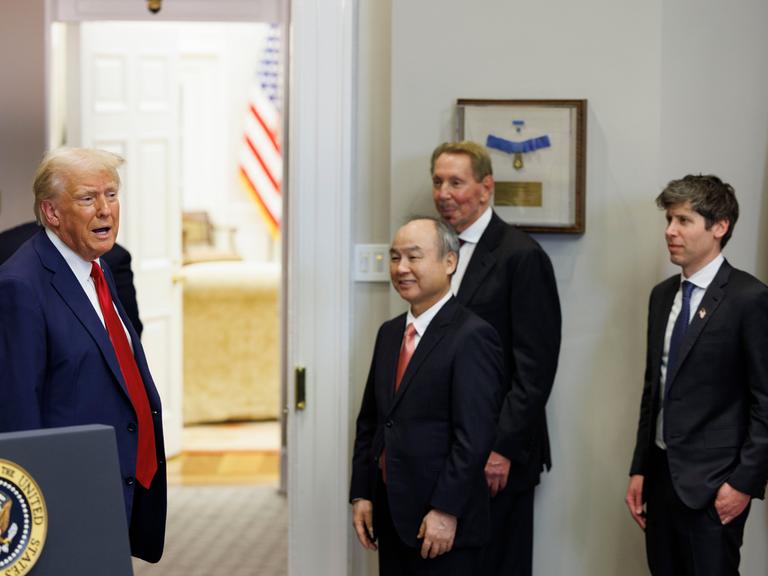 Donald Trump mit Softbank-CEO Masayoshi Son, Oracle-CEO Larry Ellison, and Open AI-CEO Sam Altman