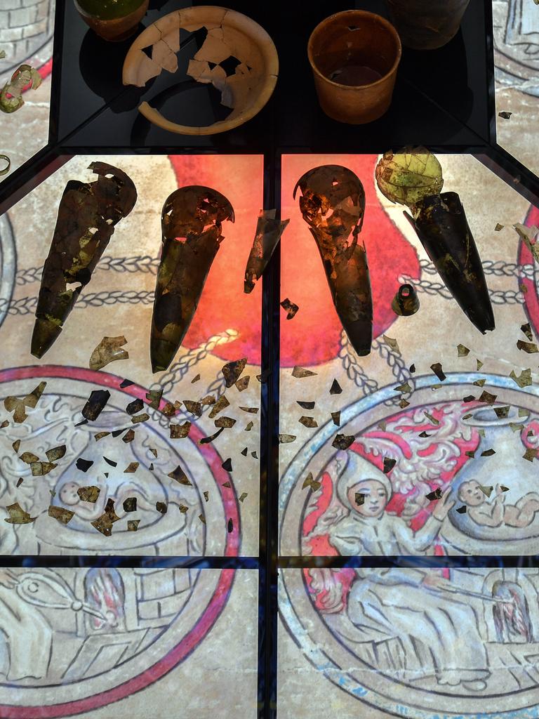 Auf einem gläsernen Tisch sind Hinterlassenschaften aus einer Wittenberger Alchemistenwerkstatt ausgestellt.