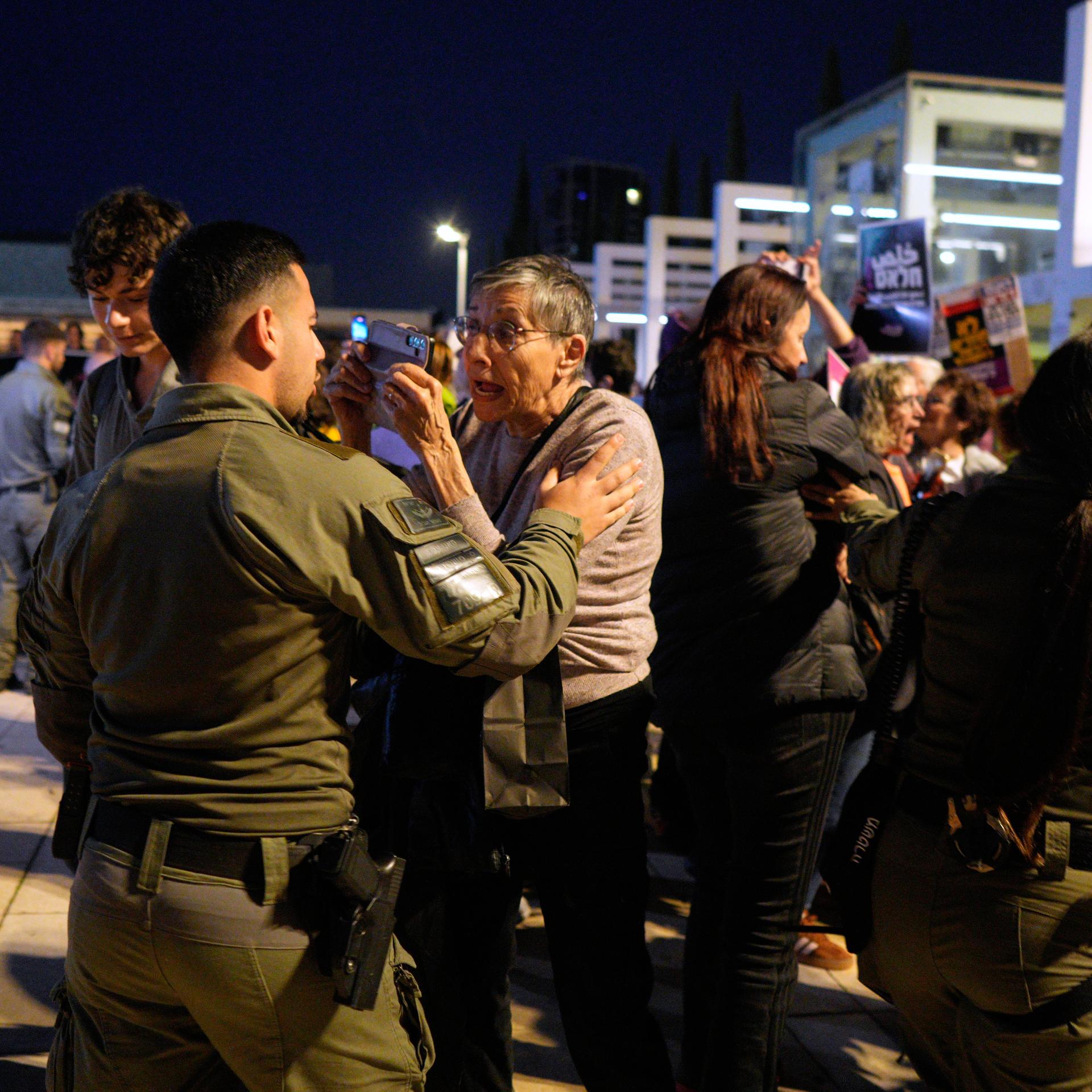 Israel - Hunderte Menschen protestieren gegen Iran-Krieg