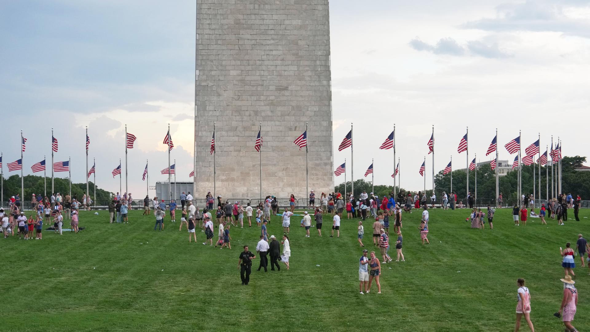 Einzelne Menschen laufen an der National Mall in Washington entlang.