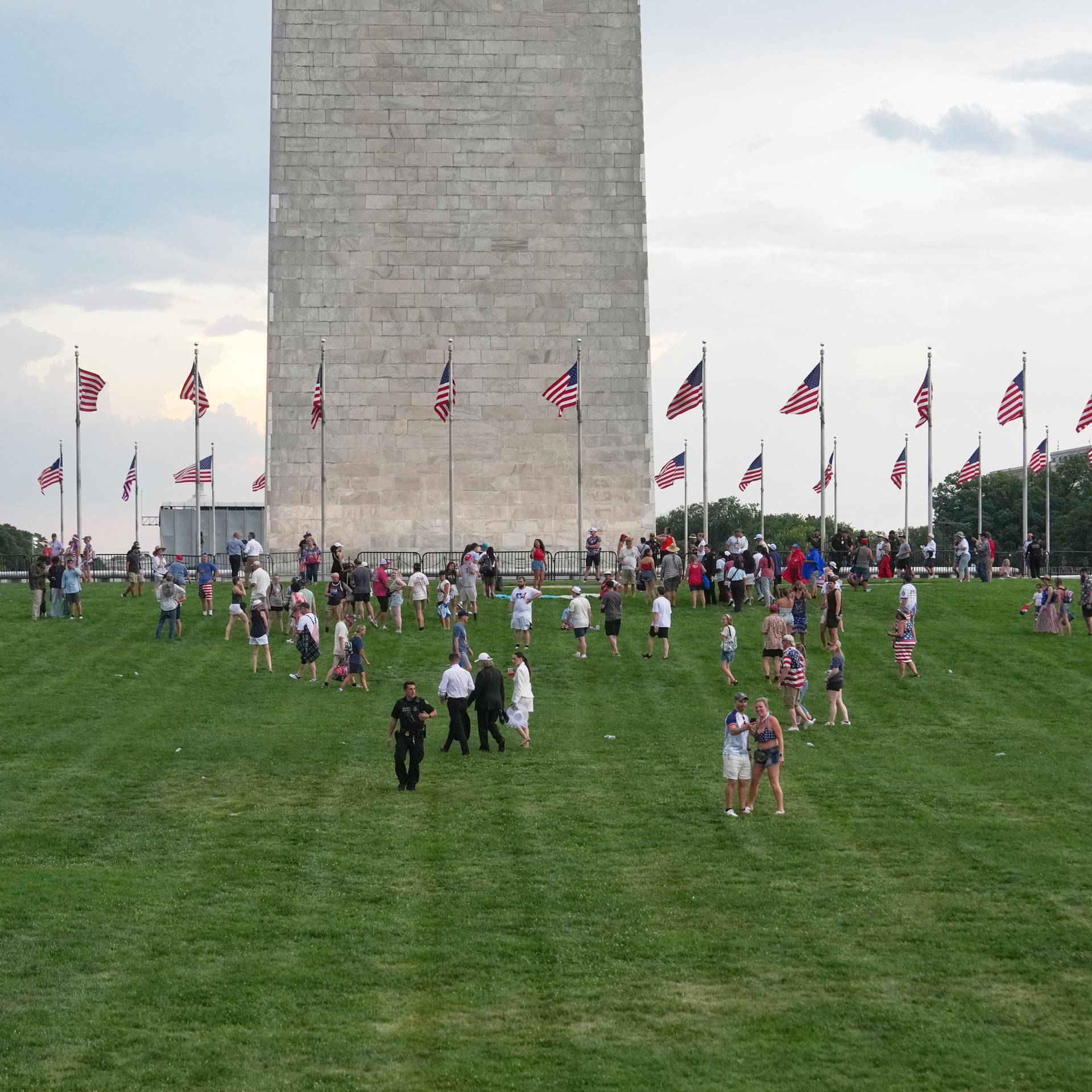 Einzelne Menschen laufen an der National Mall in Washington entlang.