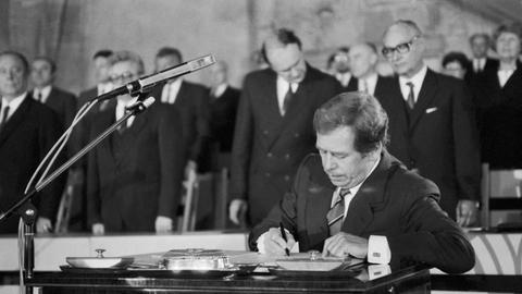 Der Schriftsteller Václav Havel bei seiner Amtseinführung als Präsident der Tschechoslowakei am 29.12.1989 in Prag.  