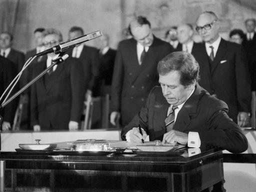 Der Schriftsteller Václav Havel bei seiner Amtseinführung als Präsident der Tschechoslowakei am 29.12.1989 in Prag. Der Schriftsteller Václav Havel bei seiner Amtseinführung als Präsident der Tschechoslowakei am 29.12.1989 in Prag.