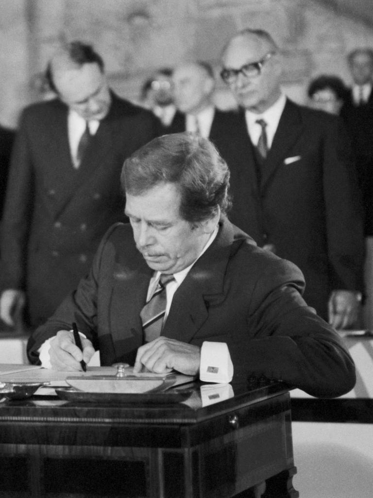 Der Schriftsteller Václav Havel bei seiner Amtseinführung als Präsident der Tschechoslowakei am 29.12.1989 in Prag. Der Schriftsteller Václav Havel bei seiner Amtseinführung als Präsident der Tschechoslowakei am 29.12.1989 in Prag.